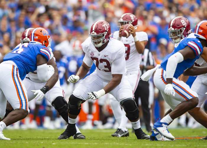 Alabama offensive lineman Evan Neal blocking
